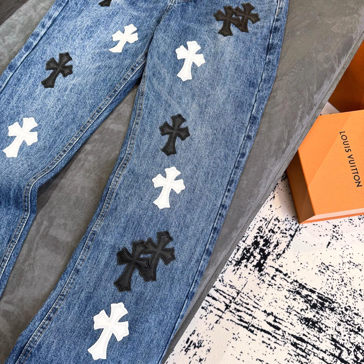 P270 ChromeHearts Chrome washed blue black and white leather straight pants, ceiling-level jeans, a pair is hard to find at the counter‼ ️About Zangyin✅This is an extremely luxurious fashion brand that can also be called the aristocracy of the high street. It has always been an exclusive brand for some hipsters or rich second generations. The color of this model is already very eye-catching by using a unique washed material. It is decorated with pink patch cross flowers, which cleverly highlights the charm of the brand. Secondly, this model adopts a classic high-waist cut design, which highlights the long legs and fashionable temperament of the upper body. The brand is highly recognizable and the slim-fitting configuration is more suitable for daily wear. The personality will be fashionable and the specifications can be seen at a glance. Materials and technology ✅ Needless to say, this point goes without saying. As an excellent craftsman brand, Zangyin's requirements for details and craftsmanship are really perfect. The washed color of this model has gone through a lot of processes, not to mention the embellishment of the denim appliqués. It is also purely handmade and sewn. Just like what they believe in, only handmade things have soul and have the meaning of wearing. A top-notch heavy-duty fashionable denim item, recommended by both hands‼ ️ Size: 28, 30, 32, 34, 36 (S-XXL) Color: blue Size reference: Pants length 100 102 104 106 106 Waist 72 76 80 84 88 Recommended weight S (about 110 pounds) M (about 120 pounds) L (about 140 pounds) XL (about 165) XXL (about 185)